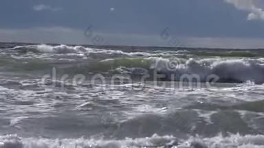 在大海中破浪<strong>前行</strong>.. 危险的海浪与泡沫撞击附近的海滩，即将到来的潮汐
